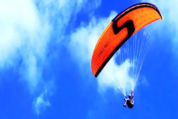 سوختگی خلبان پاراگلایدر به علت برخورد با دکل برق فشار قوی/ ویدئو