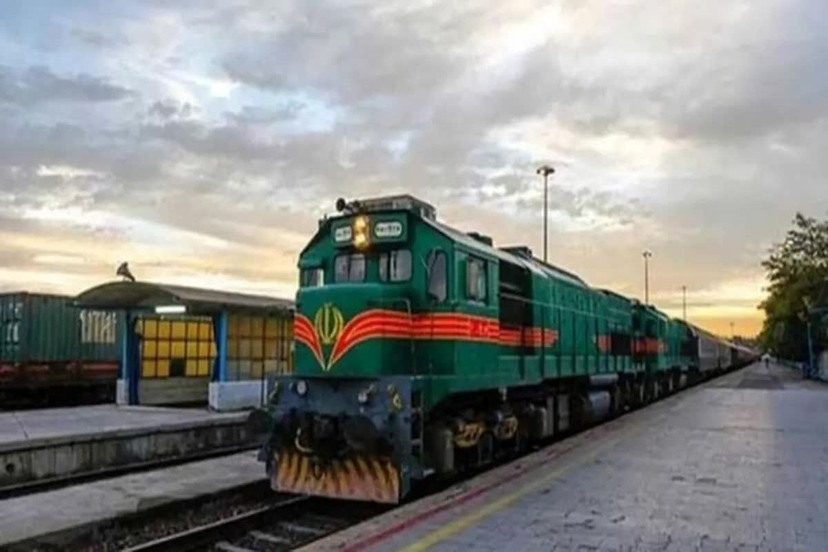 معجزه برای کودک در ایستگاه بیراب/ نجات از چنگال مرگ زیر چرخ‌های قطار/ ویدئو