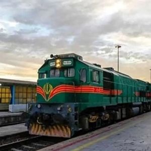 معجزه برای کودک در ایستگاه بیراب/ نجات از چنگال مرگ زیر چرخ‌های قطار/ ویدئو