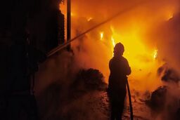 حریق کارخانه تصفیه پنبه در خمینی‌شهر اصفهان/ آتش‌نشانان در حال اطفای حریق هستند/ ویدئو