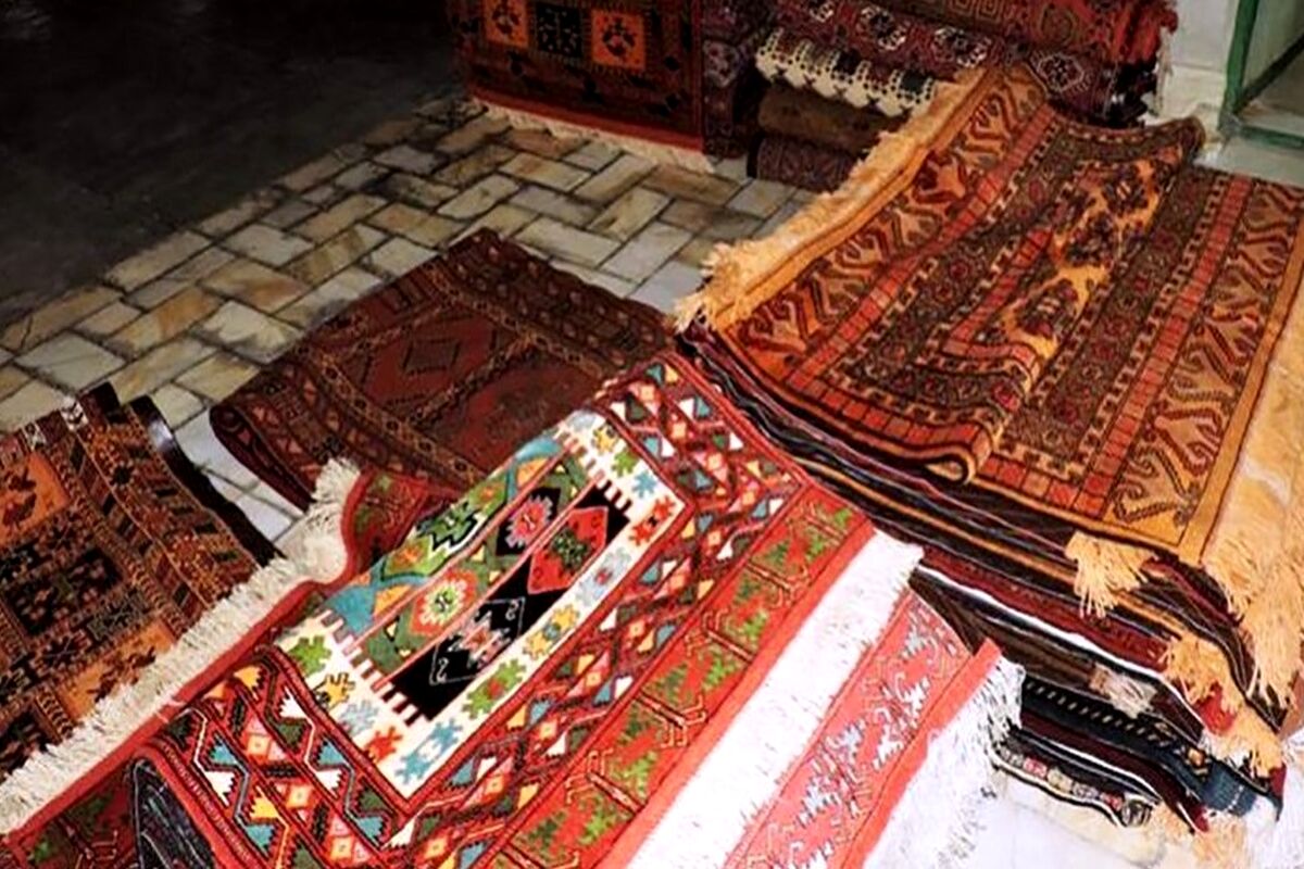 ترفند عجیب سارق مشهدی: با گفتن خوش‌تیپ/ فرش نفیس را برداشت و فرار کرد/ ویدئو