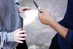 زورگیری خشن و سرقت طلاجات یک زن، دستور ویژه پلیس برای شناسایی عوامل زورگیری/ ویدئو