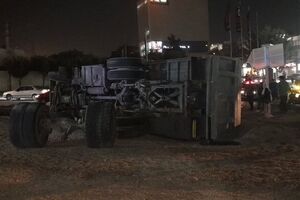 صحنه واژگونی هولناک یک کامیون پس از برخورد با چند خودرو در میدان طالقانی کرج/ ویدئو