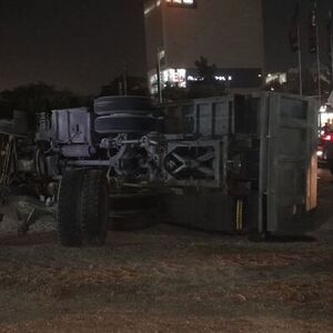 صحنه واژگونی هولناک یک کامیون پس از برخورد با چند خودرو در میدان طالقانی کرج/ ویدئو