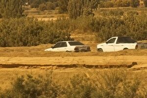لحظه راهزنی گروه خشن با پژو 405 در هیرمند/ راننده وانت را کتک زدند و دار و ندارش را بردند/ ویدئو
