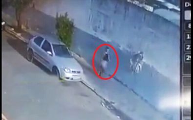 لحظه هولناک مدفون شدن دختر جوان زیر دیوار بعد از تصادف اتوبوس