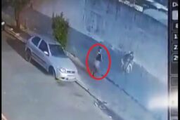 لحظه هولناک مدفون شدن دختر جوان زیر دیوار بعد از تصادف اتوبوس