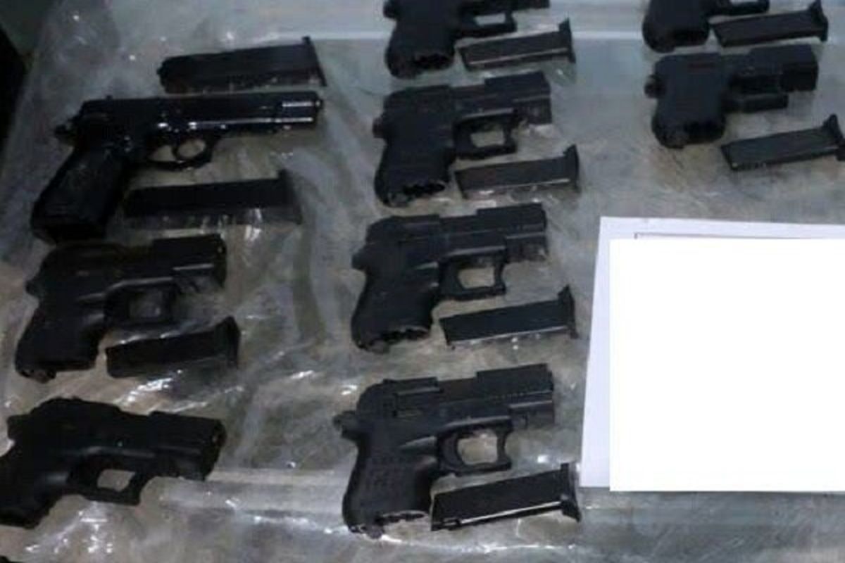 دستگیری قاچاقچیان سلاح و کشف ۱۰ قبضه کلت جنگی در مرزهای غرب کشور