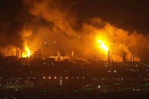 انفجار و آتش سوزی عظیم در پالایشگاه نفت لس‌آنجلس/ ویدئو