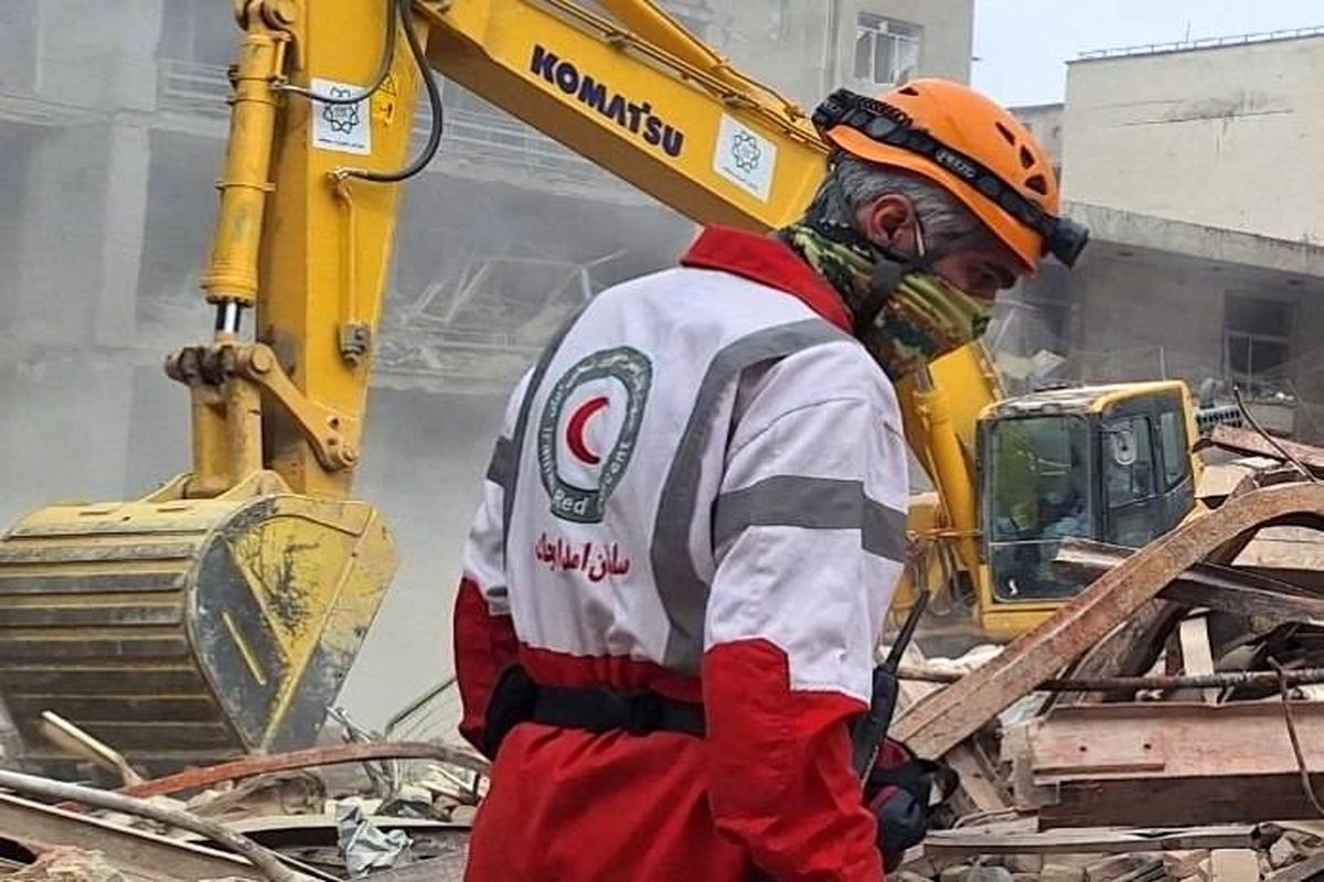 نجات ۹۶۰ نفر از زیر آوار حملات هوایی در تهران