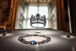  پای یک زن جوان به سرقت جواهرات لوور باز شد