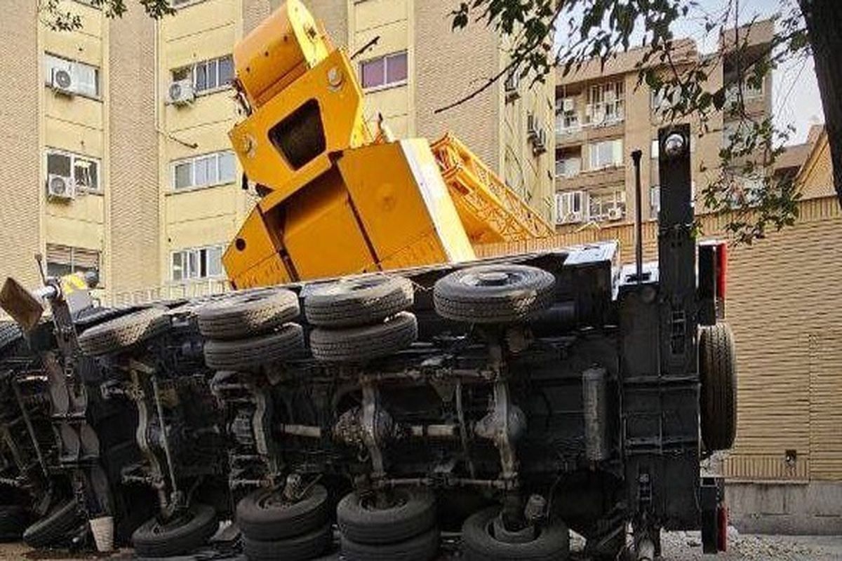 سقوط جرثقیل در بلوار آفریقا 