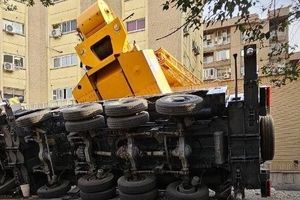 سقوط جرثقیل در بلوار آفریقا 