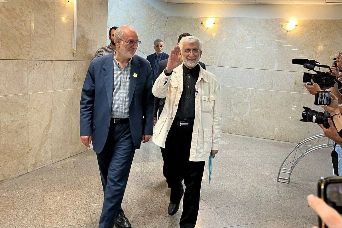 اولین تصاویر از آتش زدن ستاد مرکزی سعید جلیلی در مشهد