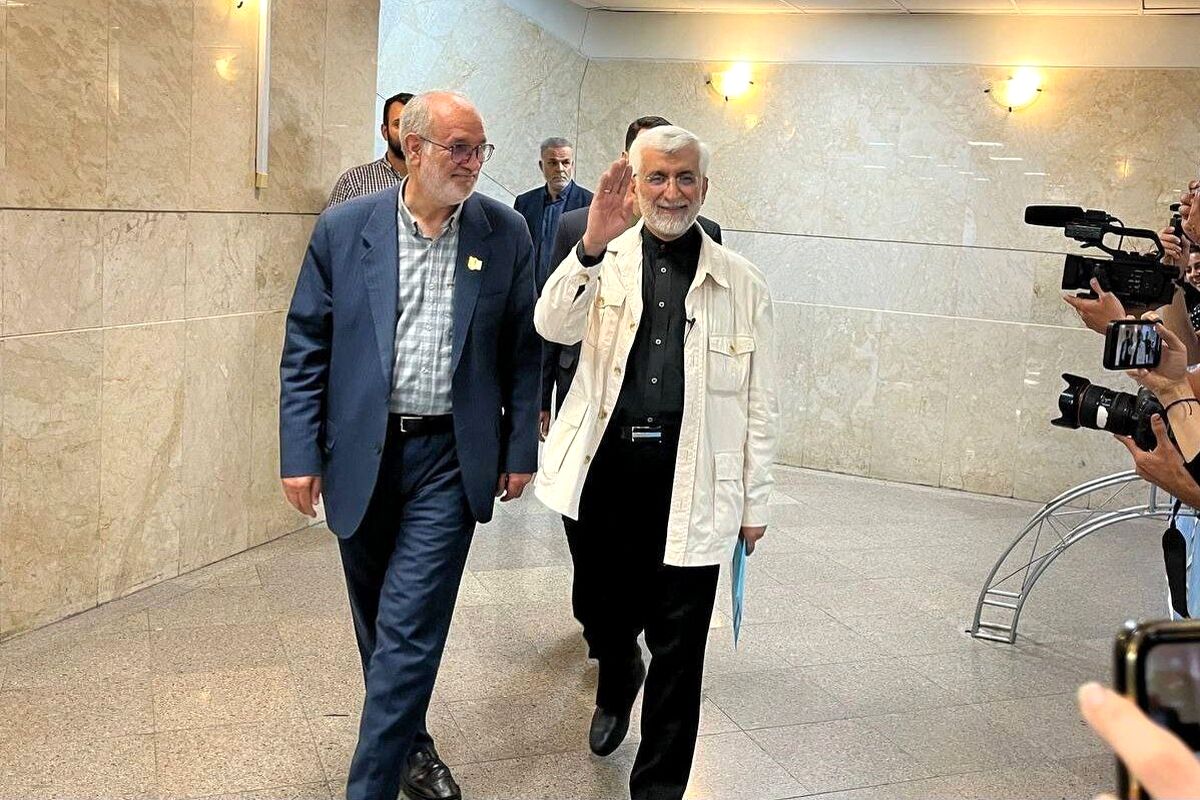 اولین تصاویر از آتش زدن ستاد مرکزی سعید جلیلی در مشهد