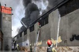 آتش‌سوزی انبار لوازم یدکی موتورسیکلت در خیابان مولوی/ ویدئو