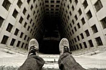 سقوط مرگبار دختر جوان از بالکن