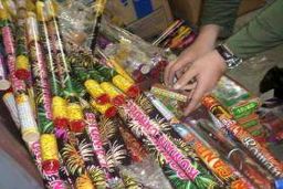 از کشف ۹۰۰۰ عدد مواد محترقه تا ۲۰۰۰ قلم مواد غذایی احتکاری در ساری