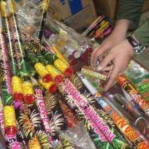 از کشف ۹۰۰۰ عدد مواد محترقه تا ۲۰۰۰ قلم مواد غذایی احتکاری در ساری