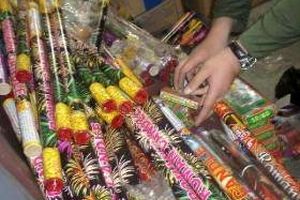 از کشف ۹۰۰۰ عدد مواد محترقه تا ۲۰۰۰ قلم مواد غذایی احتکاری در ساری