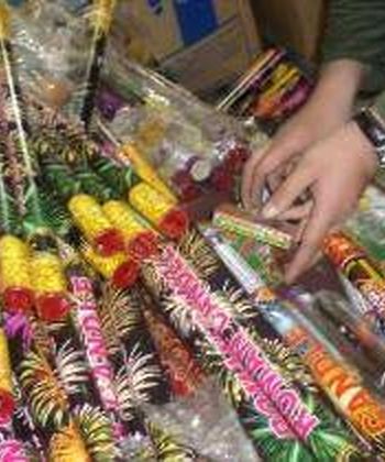 از کشف ۹۰۰۰ عدد مواد محترقه تا ۲۰۰۰ قلم مواد غذایی احتکاری در ساری