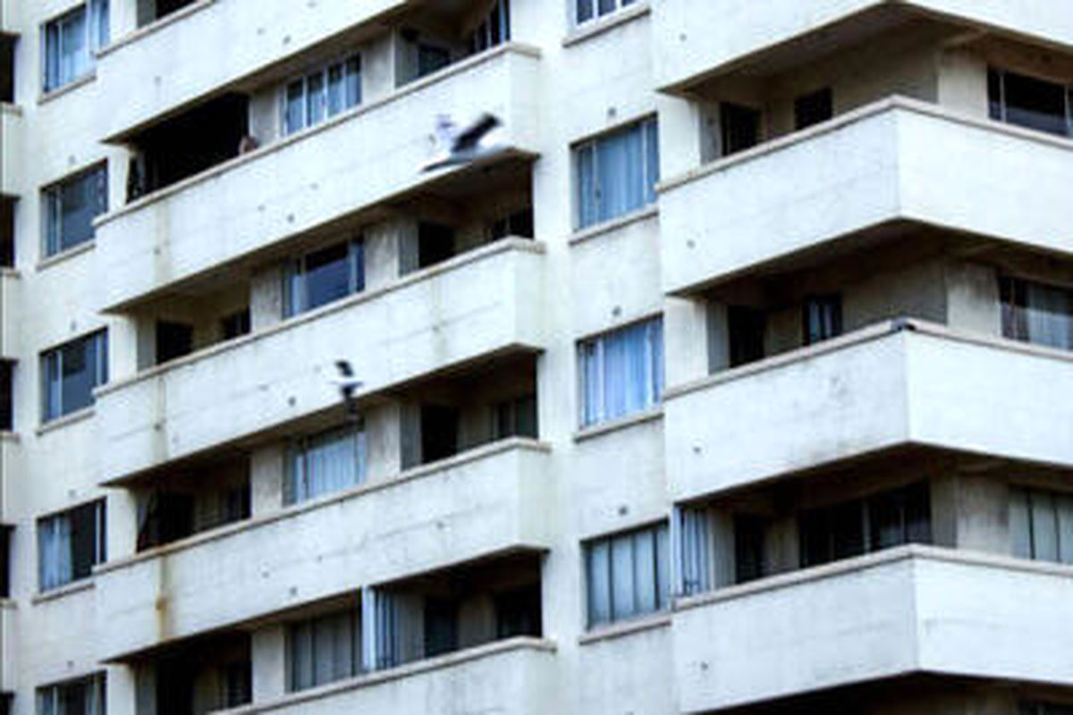 لحظه سقوط هولناک کودک دو ساله/ ویدئو