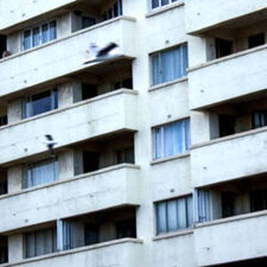 لحظه سقوط هولناک کودک دو ساله/ ویدئو