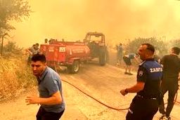 آتش‌سوزی مهیب ازمیر ترکیه؛ بیش از ۵۰ هزار نفر آواره شدند