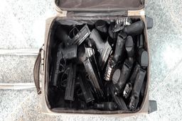 کشف ۱۵ قبضه اسلحه از چمدان ۲ مسافر اتوبوس