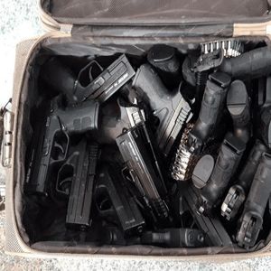 کشف ۱۵ قبضه اسلحه از چمدان ۲ مسافر اتوبوس