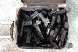 کشف ۱۵ قبضه اسلحه از چمدان ۲ مسافر اتوبوس