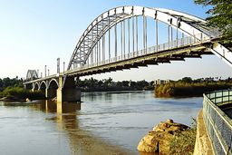 اقدام به خودکشی دختر 16 ساله در پل هلالی اهواز