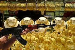حمله وحشیانه سارقین مسلح به طلا فروشی