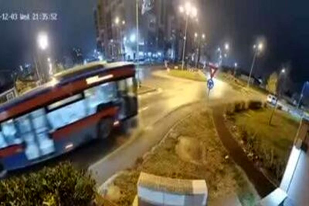 پرش عجیب یک مرسدس بنز از روی دو خودرو/ ویدئو