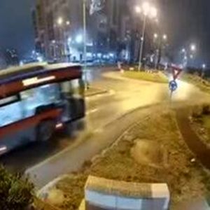 پرش عجیب یک مرسدس بنز از روی دو خودرو/ ویدئو