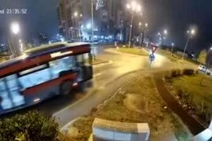 پرش عجیب یک مرسدس بنز از روی دو خودرو/ ویدئو