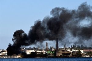 آتش‌سوزی در بزرگترین پالایشگاه نفت کوبا/ ویدئو