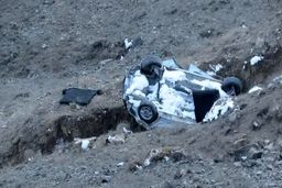 لحظه هولناک پرواز خودروی دنا به داخل دره در جاده چالوس با سه کشته/ ویدئو