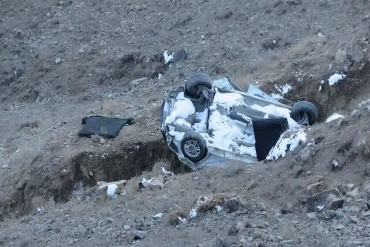 لحظه هولناک پرواز خودروی دنا به داخل دره در جاده چالوس با سه کشته/ ویدئو