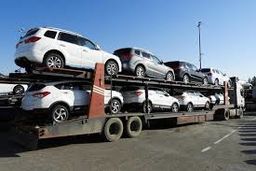 گیر کردن تریلی حامل خودروها چند میلیاردی زیر پل ورودی گناباد/ ویدئو