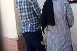 اتوبوس های شهری زیر چتر موتورسوار نقابدار