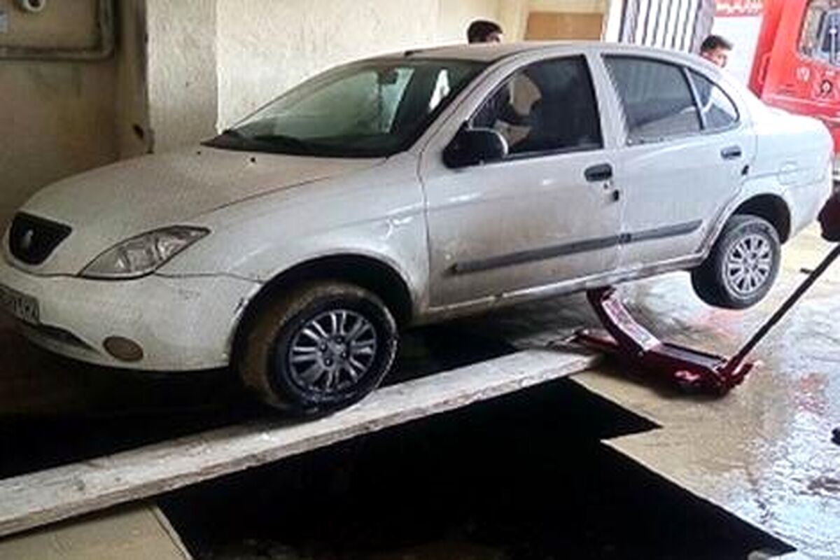 سقوط خودرو تیبا به چاه درون خانه در خیابان آزادی