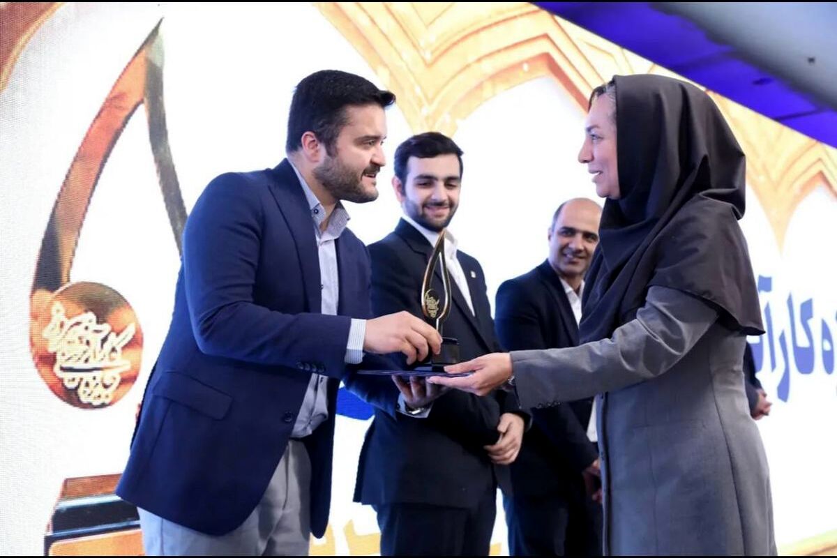 جایزه پیروز اهدا شد
