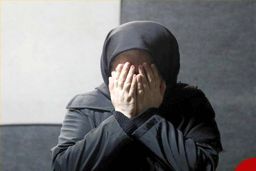 دختر فراری در خانه پسر مورد علاقه اش زندانی شد