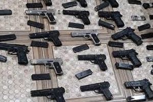 کشف ۱۵۰ قبضه اسلحه جنگی کلت خارجی در سیستان و بلوچستان/ ویدئو