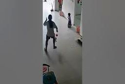 واکنش سریع دختر ۱۱ ساله، جان خواهر نوزادش را نجات داد/ ویدئو