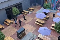 بازداشت فردی که در استرالیا با چاقو به مردم حمله کرد/ ویدئو