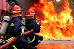 آتش‌سوزیی در یک مجتمع تجاری واقع در بندر درگهان قشم/ ویدئو