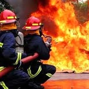 آتش‌سوزیی در یک مجتمع تجاری واقع در بندر درگهان قشم/ ویدئو