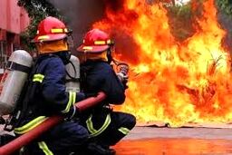 آتش‌سوزیی در یک مجتمع تجاری واقع در بندر درگهان قشم/ ویدئو